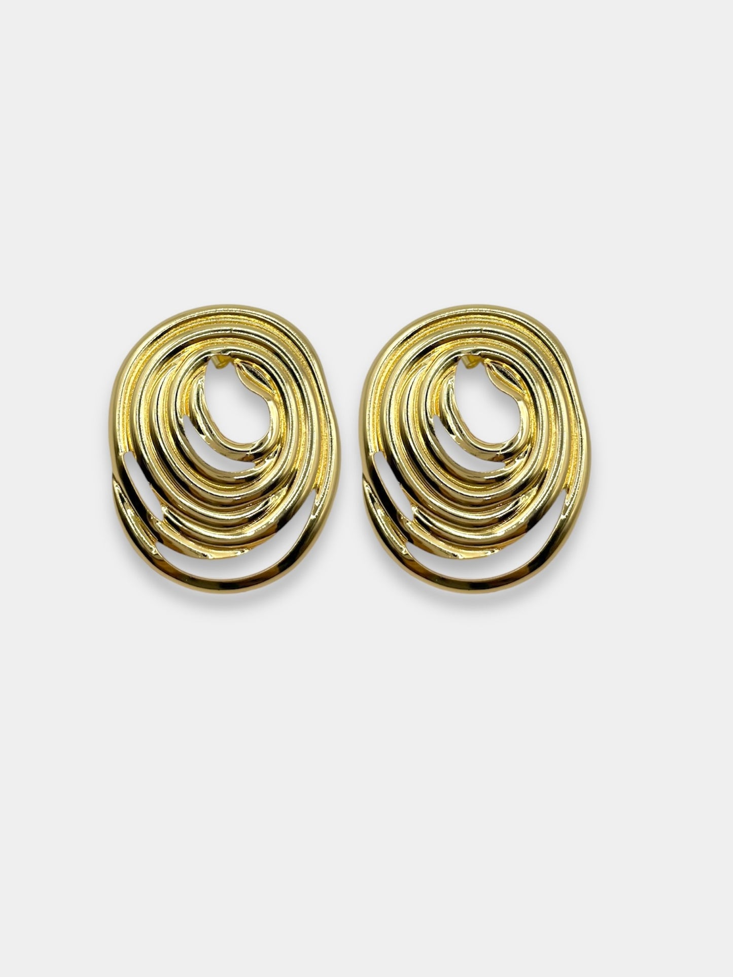 Aretes dorados.