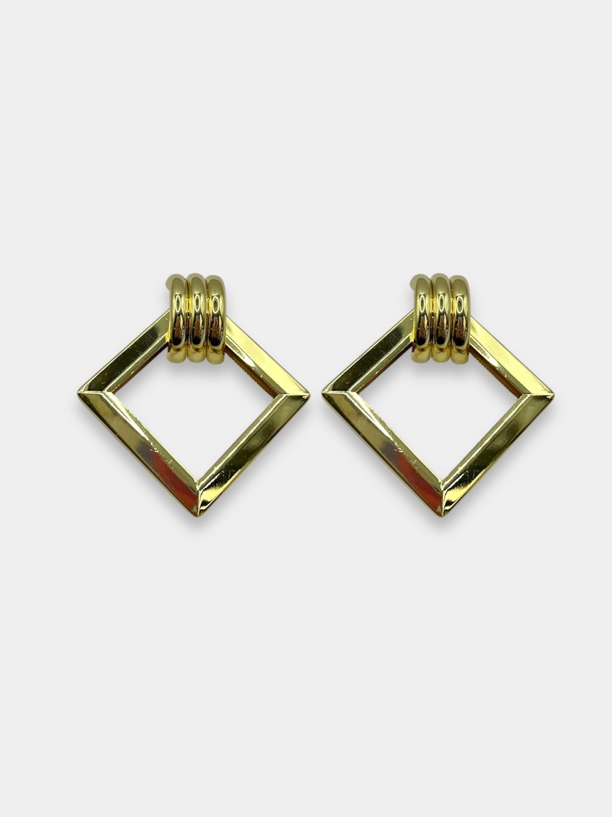 Aretes dorados.