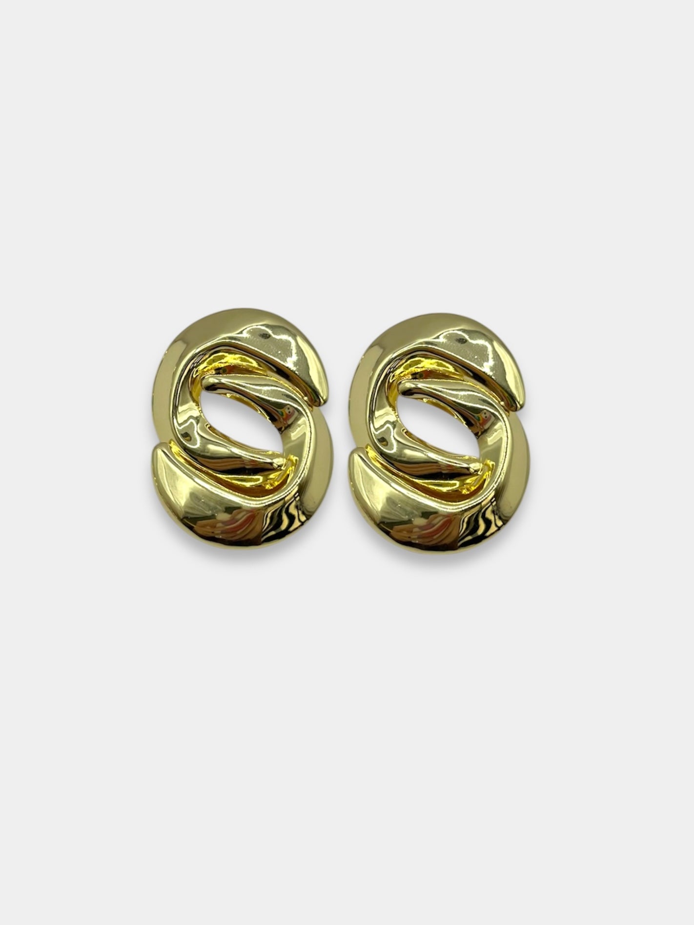 Aretes dorados.