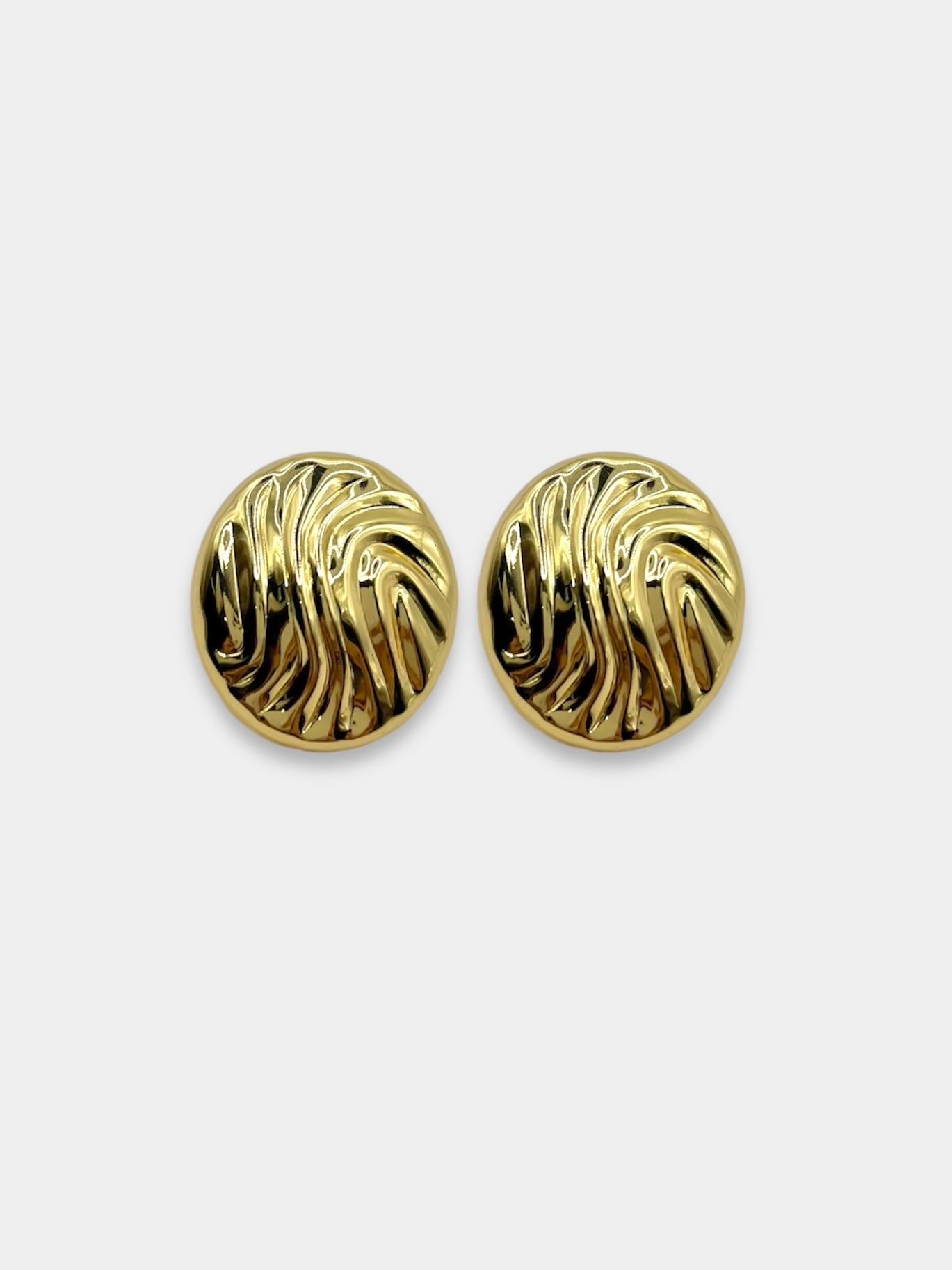 Aretes dorados.