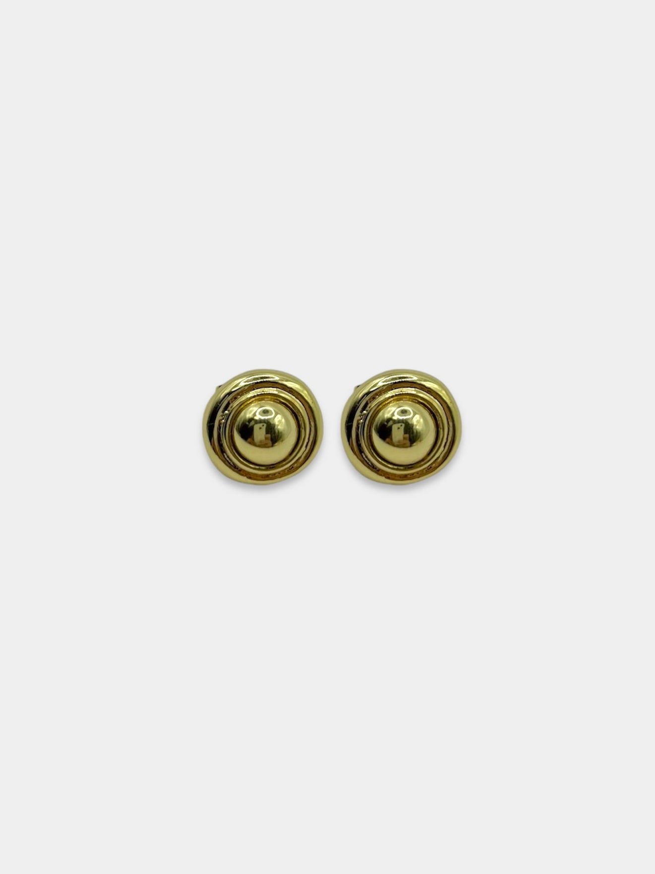 Aretes dorados.