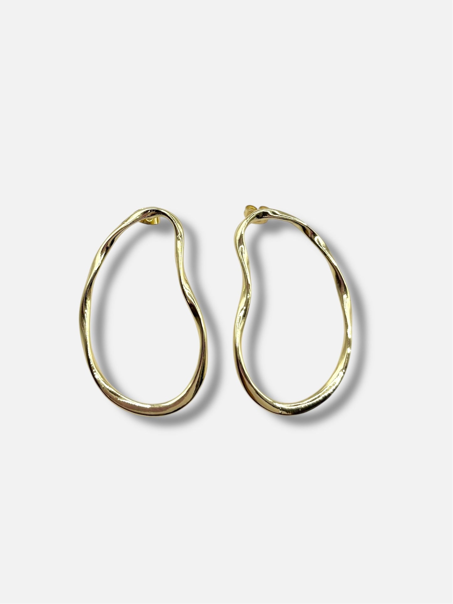 Aretes dorados.