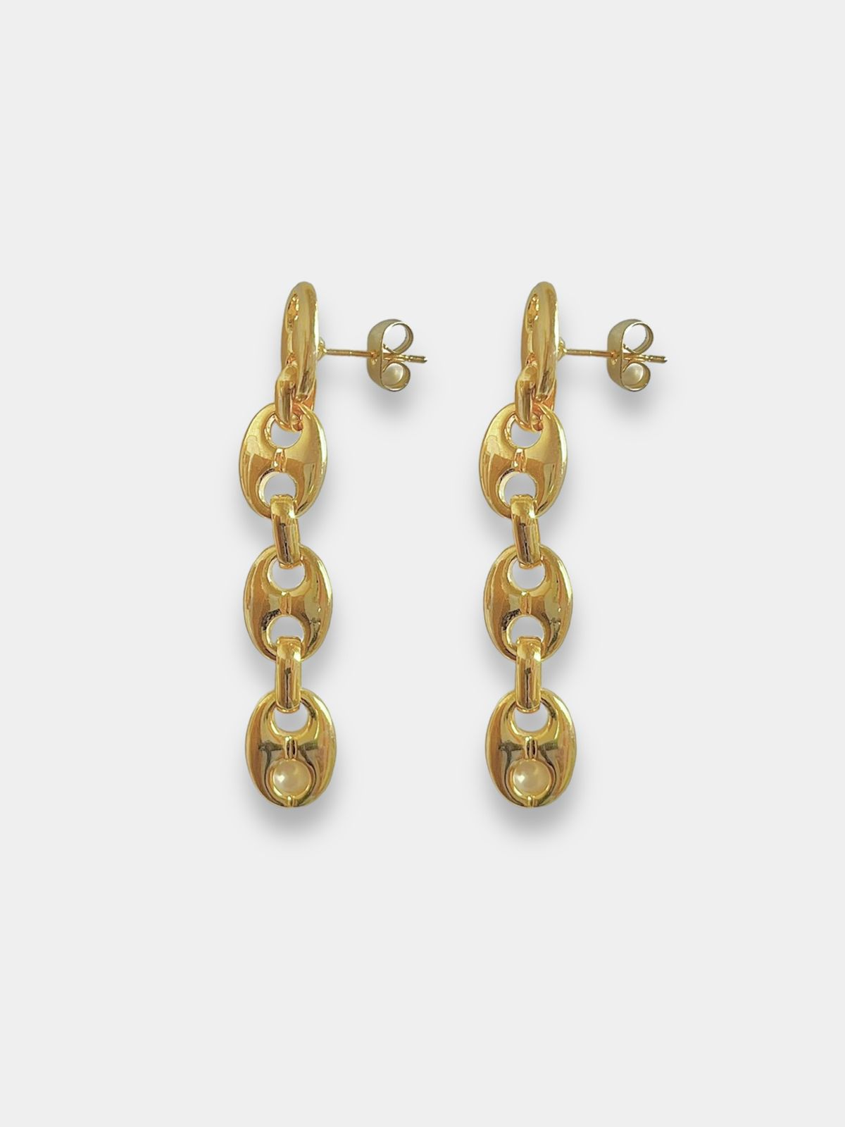 Aretes dorados largos.