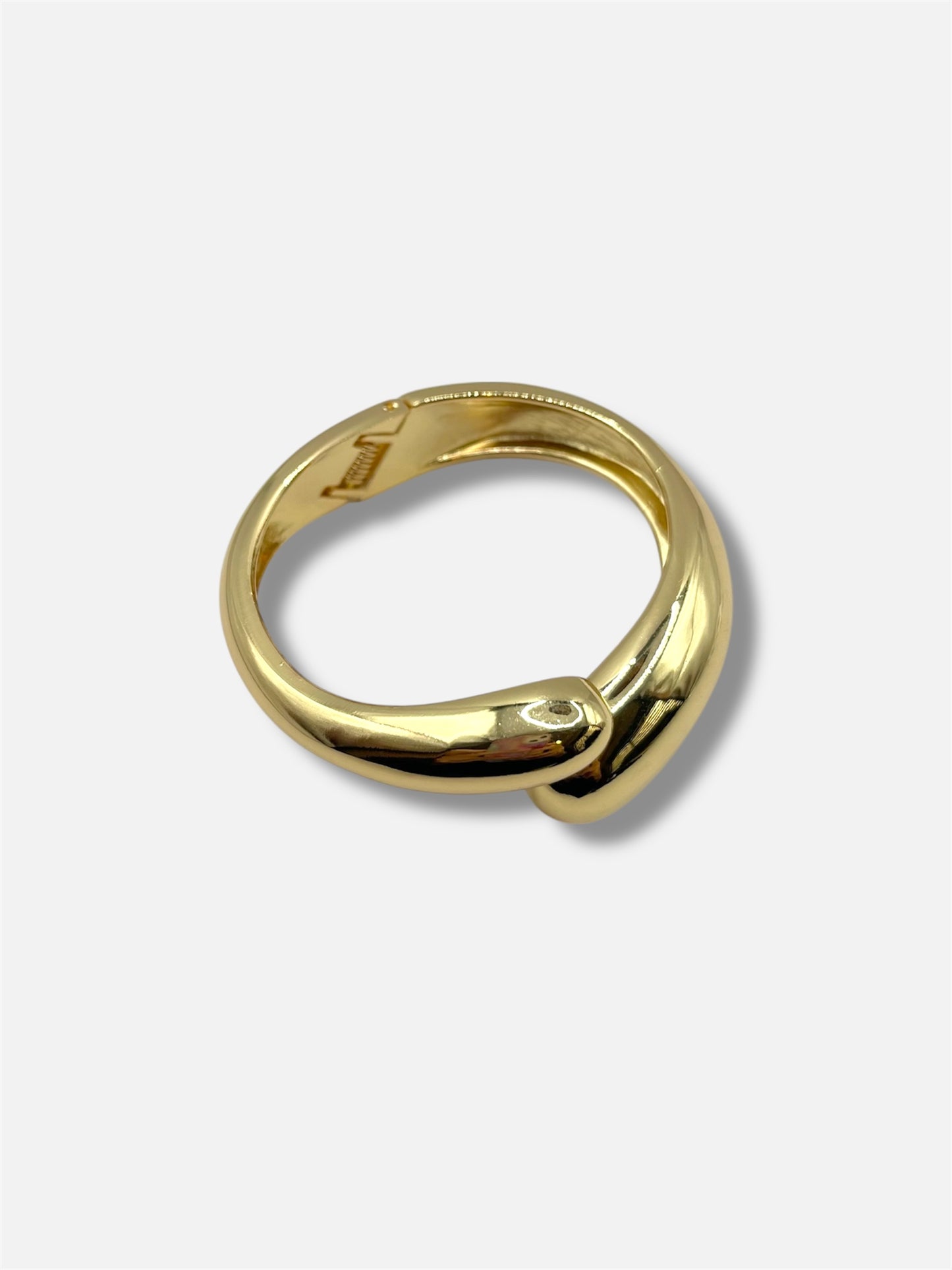 Pulsera dorada.