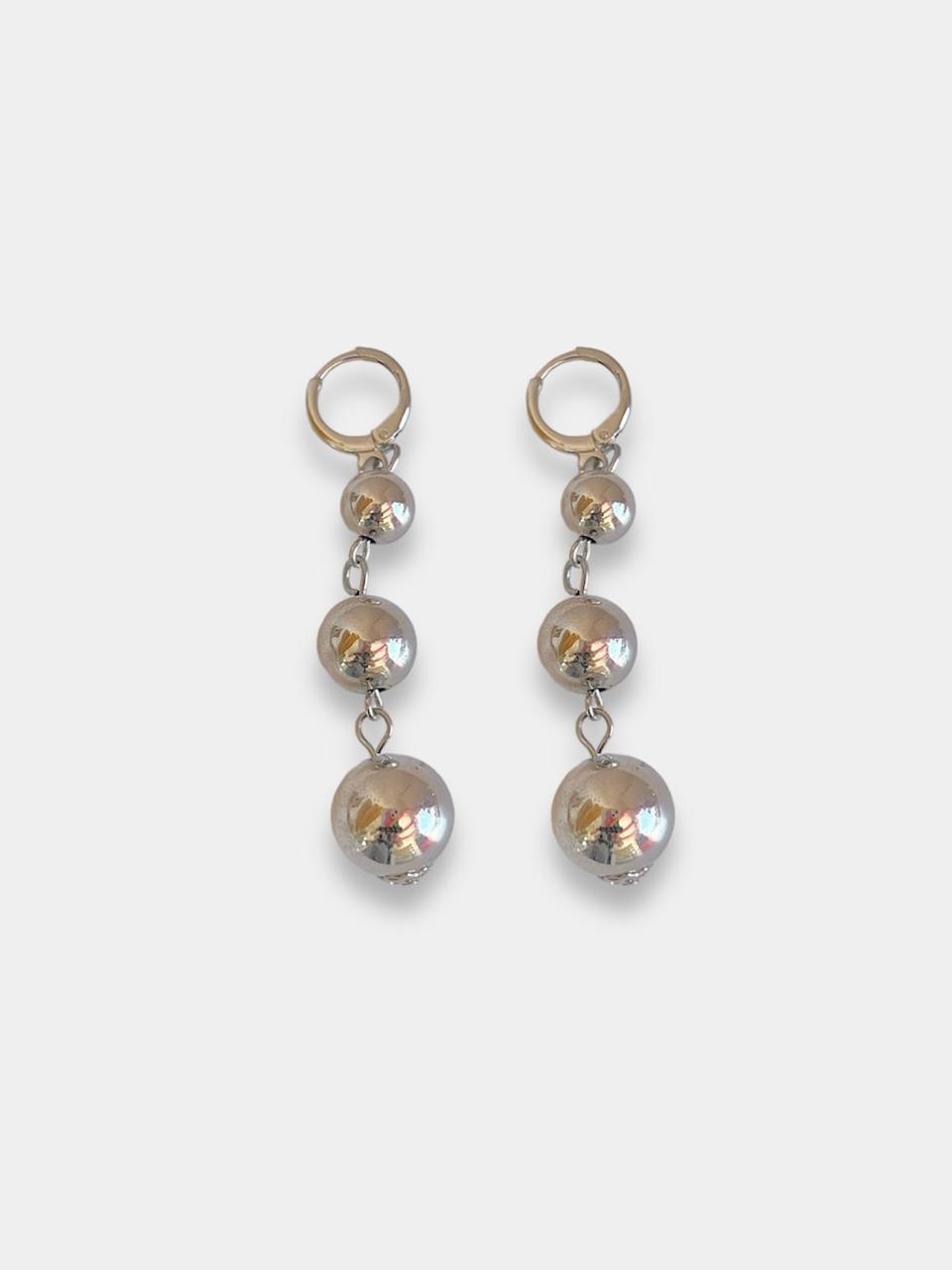 Aretes bolitas plateadas.