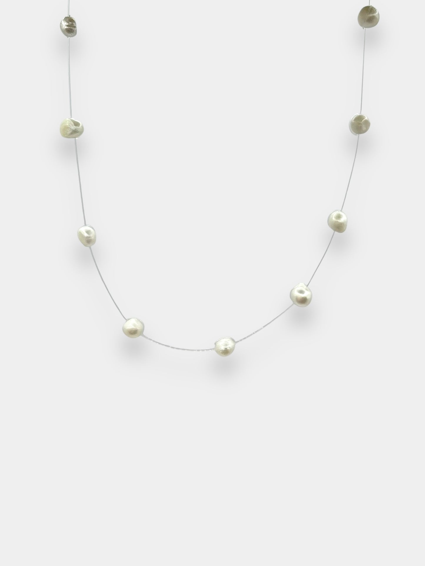 Collar perlas flotantes.