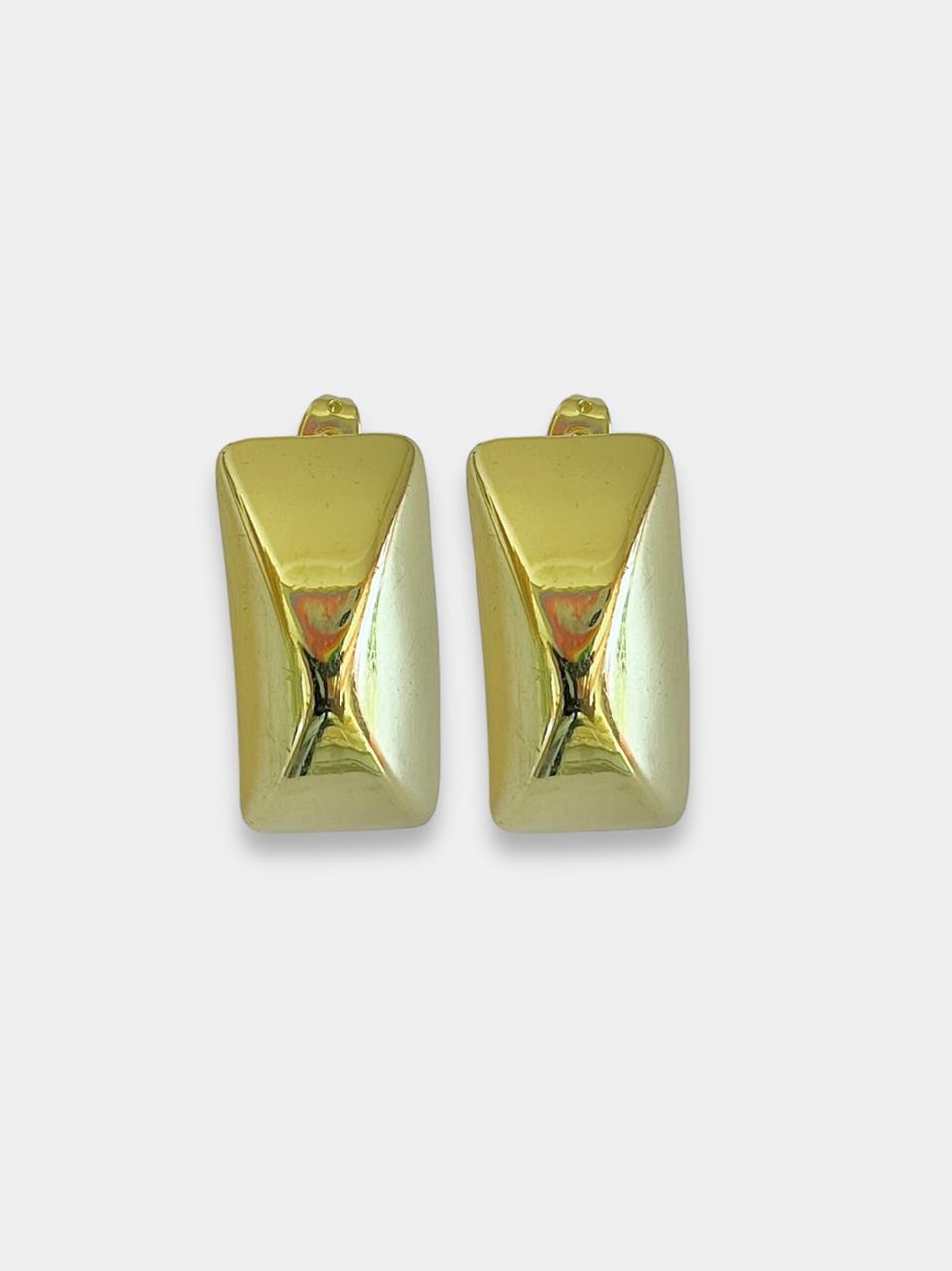 Aretes dorados.