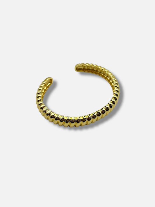 Pulsera dorada.