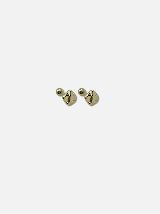 Aretes dorados.