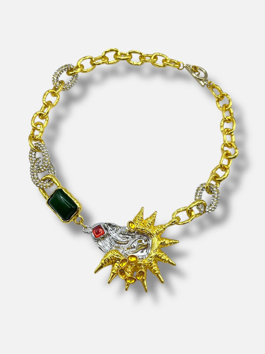 Collar dorado.