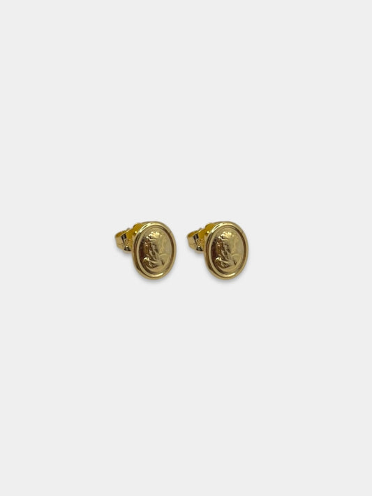 Aretes dorados.