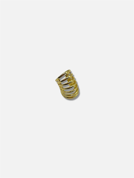 Earcuff dorado.