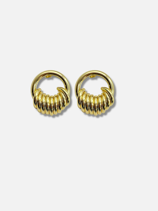 Aretes dorados.